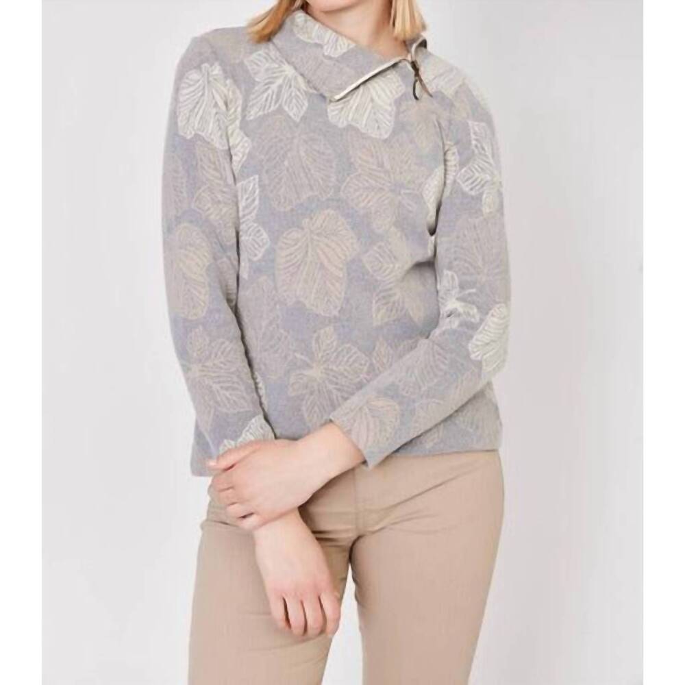 NEW DOLCEZZA leaf print long sleeve knit pullover in grey multi